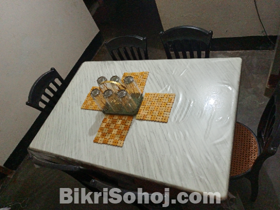 ছয় চেয়ারের ডাইনিং টেবিল